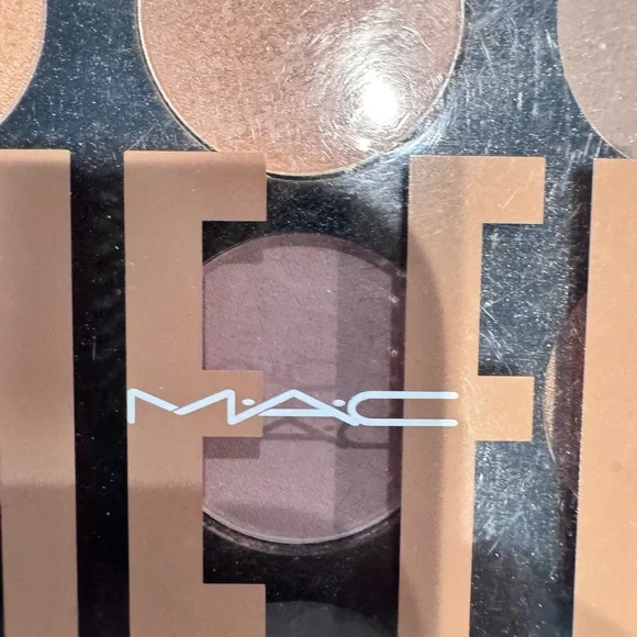 Mac In The Flesh Eyeshadow Palette - Picture 3 of 4